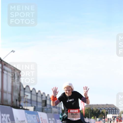 03.10.2025 - Köhlbrandbrückenlauf Jannik Wohlers http://msf.ph/oto/9130886 03.10.2025 13:48:20 Ziel 4824, 5735, 6164, 6165 meine-sportfotos.de