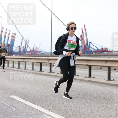 03.10.2025 - Köhlbrandbrückenlauf Lena Gebhardt http://msf.ph/oto/9130894 03.10.2025 16:06:47 Position 2 8641 meine-sportfotos.de