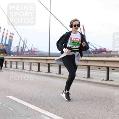 03.10.2025 - Köhlbrandbrückenlauf Lena Gebhardt http://msf.ph/oto/9130901 03.10.2025 16:06:48 Position 2 8641 meine-sportfotos.de
