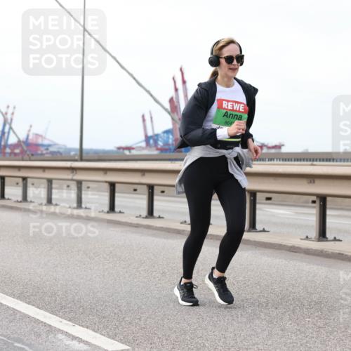 03.10.2025 - Köhlbrandbrückenlauf Lena Gebhardt http://msf.ph/oto/9130907 03.10.2025 16:06:48 Position 2 864 meine-sportfotos.de