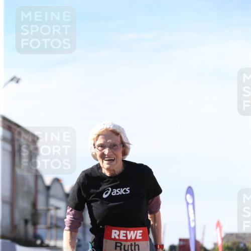 03.10.2025 - Köhlbrandbrückenlauf Jannik Wohlers http://msf.ph/oto/9130909 03.10.2025 13:48:21 Ziel 4824, 5735, 6164, 6165 meine-sportfotos.de