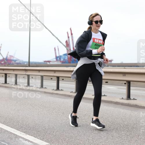 03.10.2025 - Köhlbrandbrückenlauf Lena Gebhardt http://msf.ph/oto/9130910 03.10.2025 16:06:48 Position 2 8641 meine-sportfotos.de