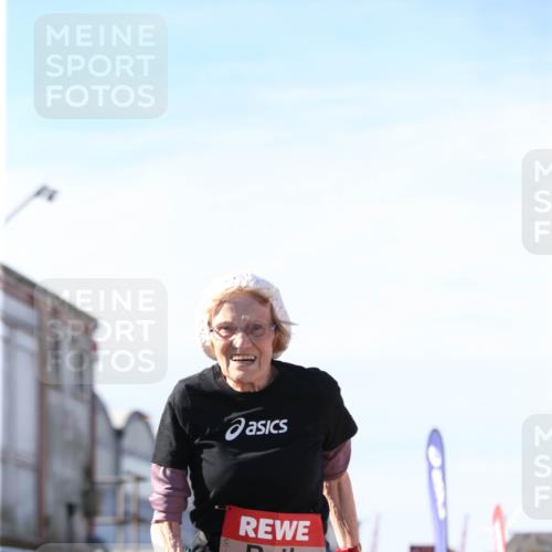 03.10.2025 - Köhlbrandbrückenlauf Jannik Wohlers http://msf.ph/oto/9130912 03.10.2025 13:48:21 Ziel 4824, 5735, 6164, 6165 meine-sportfotos.de