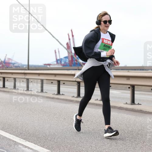03.10.2025 - Köhlbrandbrückenlauf Lena Gebhardt http://msf.ph/oto/9130913 03.10.2025 16:06:48 Position 2 8641 meine-sportfotos.de