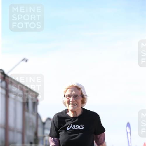 03.10.2025 - Köhlbrandbrückenlauf Jannik Wohlers http://msf.ph/oto/9130915 03.10.2025 13:48:21 Ziel 4824, 5735, 6164, 6165 meine-sportfotos.de