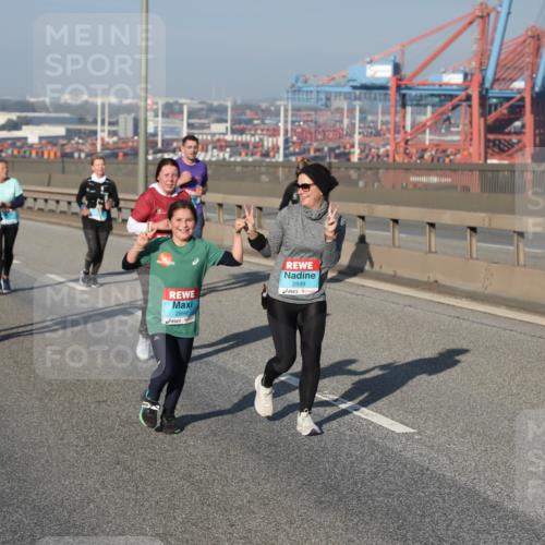 03.10.2025 - Köhlbrandbrückenlauf Yannick Fuchs http://msf.ph/oto/9130927 03.10.2025 09:03:14 Position 2 2898, 2899 meine-sportfotos.de