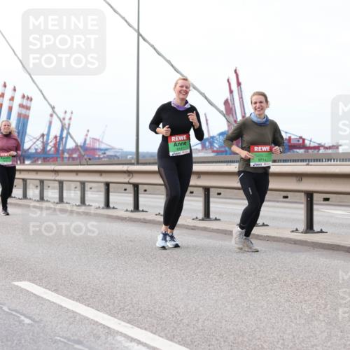 03.10.2025 - Köhlbrandbrückenlauf Lena Gebhardt http://msf.ph/oto/9130930 03.10.2025 16:06:52 Position 2 8147, 9714 meine-sportfotos.de