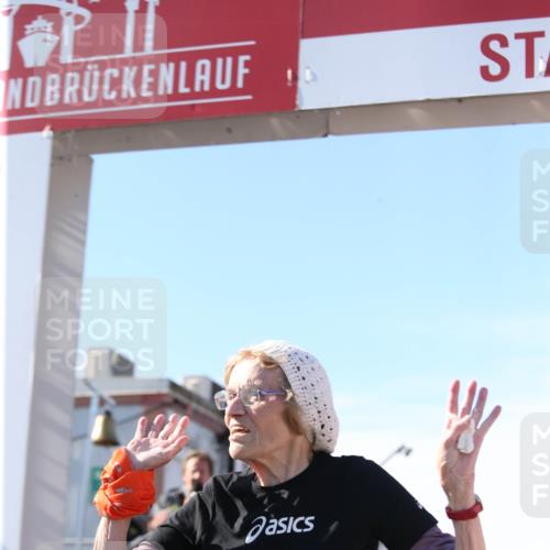 03.10.2025 - Köhlbrandbrückenlauf Jannik Wohlers http://msf.ph/oto/9130941 03.10.2025 13:48:23 Ziel 4824, 5735, 6164, 6165 meine-sportfotos.de