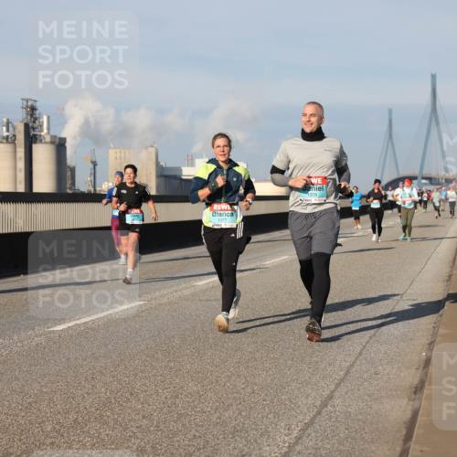 03.10.2025 - Köhlbrandbrückenlauf Lena Gebhardt http://msf.ph/oto/9130992 03.10.2025 09:49:48 Position 2 1377, 1378 meine-sportfotos.de