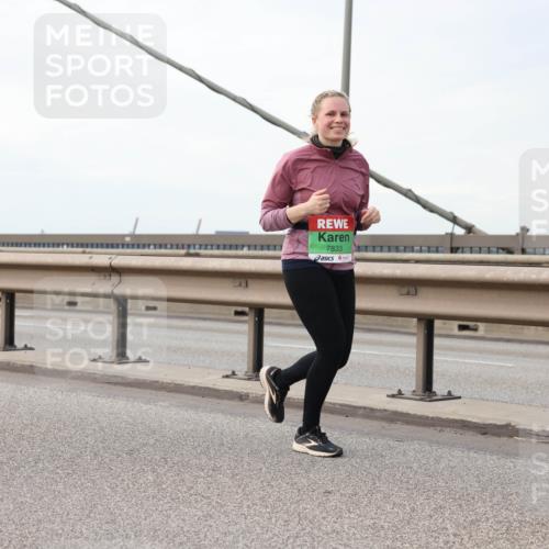 03.10.2025 - Köhlbrandbrückenlauf Lena Gebhardt http://msf.ph/oto/9131049 03.10.2025 16:06:58 Position 2 7833 meine-sportfotos.de