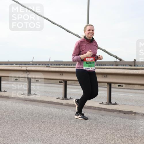03.10.2025 - Köhlbrandbrückenlauf Lena Gebhardt http://msf.ph/oto/9131053 03.10.2025 16:06:58 Position 2 7833 meine-sportfotos.de