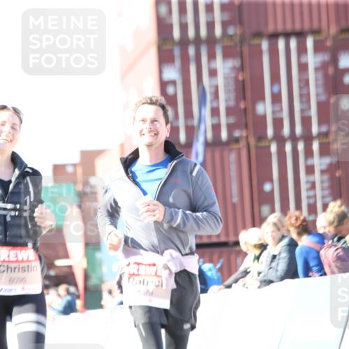 03.10.2025 - Köhlbrandbrückenlauf Jannik Wohlers http://msf.ph/oto/9131075 03.10.2025 13:48:57 Ziel 4157, 4273, 5216, 5497, 5581, 6096 meine-sportfotos.de