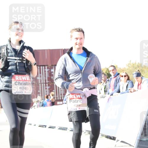 03.10.2025 - Köhlbrandbrückenlauf Jannik Wohlers http://msf.ph/oto/9131112 03.10.2025 13:49:00 Ziel 4157, 4273, 5216, 5497, 6096 meine-sportfotos.de