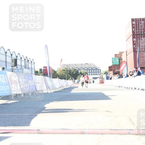 03.10.2025 - Köhlbrandbrückenlauf Jannik Wohlers http://msf.ph/oto/9131120 03.10.2025 13:49:03 Ziel 4157, 4273, 5216, 5497, 6096 meine-sportfotos.de