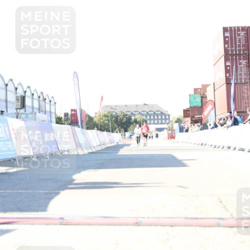 03.10.2025 - Köhlbrandbrückenlauf Jannik Wohlers http://msf.ph/oto/9131125 03.10.2025 13:49:03 Ziel 4157, 4273, 5216, 5497, 6096 meine-sportfotos.de