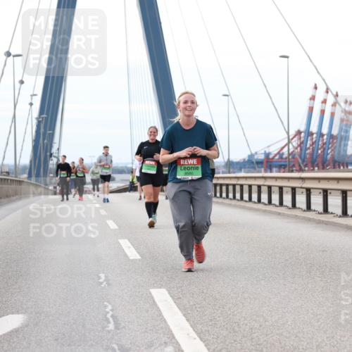 03.10.2025 - Köhlbrandbrückenlauf Lena Gebhardt http://msf.ph/oto/9131129 03.10.2025 16:07:20 Position 2 8560 meine-sportfotos.de