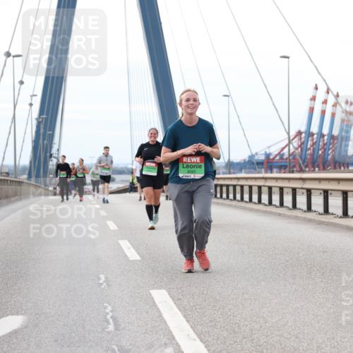 03.10.2025 - Köhlbrandbrückenlauf Lena Gebhardt http://msf.ph/oto/9131136 03.10.2025 16:07:20 Position 2 8560 meine-sportfotos.de
