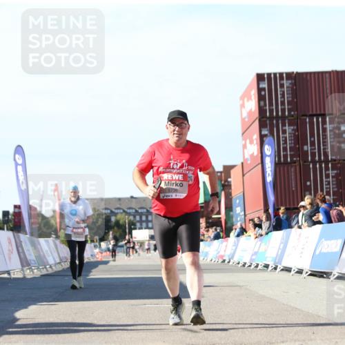03.10.2025 - Köhlbrandbrückenlauf Jannik Wohlers http://msf.ph/oto/9131140 03.10.2025 13:49:20 Ziel 5736, 6102 meine-sportfotos.de