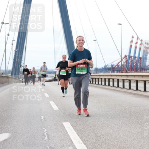 03.10.2025 - Köhlbrandbrückenlauf Lena Gebhardt http://msf.ph/oto/9131141 03.10.2025 16:07:20 Position 2 8560 meine-sportfotos.de