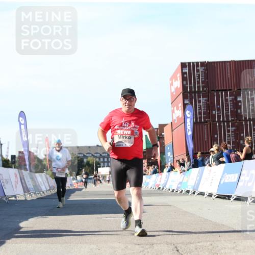 03.10.2025 - Köhlbrandbrückenlauf Jannik Wohlers http://msf.ph/oto/9131143 03.10.2025 13:49:20 Ziel 5736, 6102 meine-sportfotos.de