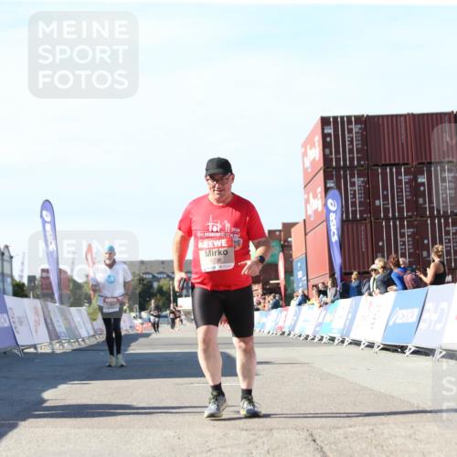 03.10.2025 - Köhlbrandbrückenlauf Jannik Wohlers http://msf.ph/oto/9131149 03.10.2025 13:49:20 Ziel 5736, 6102 meine-sportfotos.de
