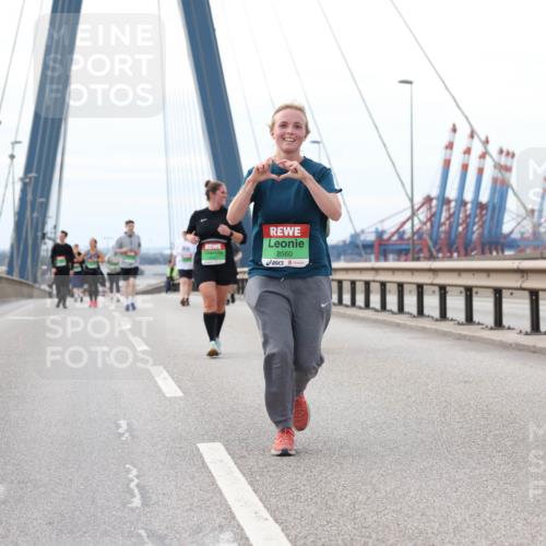 03.10.2025 - Köhlbrandbrückenlauf Lena Gebhardt http://msf.ph/oto/9131152 03.10.2025 16:07:21 Position 2 8560 meine-sportfotos.de