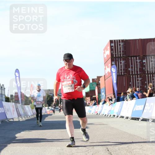 03.10.2025 - Köhlbrandbrückenlauf Jannik Wohlers http://msf.ph/oto/9131154 03.10.2025 13:49:20 Ziel 5736, 6102 meine-sportfotos.de