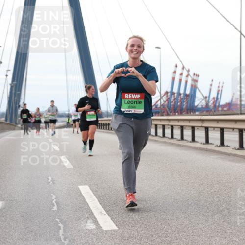 03.10.2025 - Köhlbrandbrückenlauf Lena Gebhardt http://msf.ph/oto/9131156 03.10.2025 16:07:22 Position 2 8560 meine-sportfotos.de
