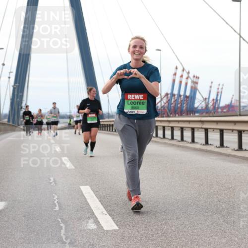 03.10.2025 - Köhlbrandbrückenlauf Lena Gebhardt http://msf.ph/oto/9131160 03.10.2025 16:07:22 Position 2 8560 meine-sportfotos.de