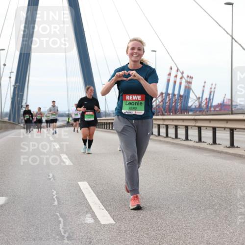 03.10.2025 - Köhlbrandbrückenlauf Lena Gebhardt http://msf.ph/oto/9131166 03.10.2025 16:07:22 Position 2 8560 meine-sportfotos.de