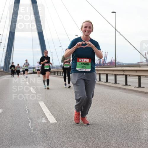 03.10.2025 - Köhlbrandbrückenlauf Lena Gebhardt http://msf.ph/oto/9131173 03.10.2025 16:07:22 Position 2 8560 meine-sportfotos.de