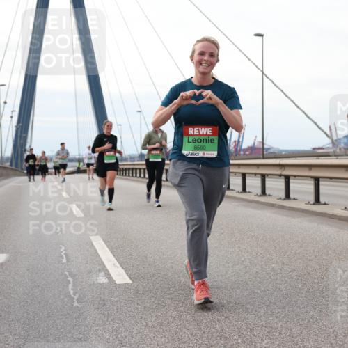 03.10.2025 - Köhlbrandbrückenlauf Lena Gebhardt http://msf.ph/oto/9131182 03.10.2025 16:07:22 Position 2 8560 meine-sportfotos.de