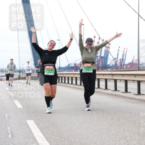 03.10.2025 - Köhlbrandbrückenlauf Lena Gebhardt http://msf.ph/oto/9131186 03.10.2025 16:07:24 Position 2 8721, 8685 meine-sportfotos.de