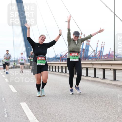 03.10.2025 - Köhlbrandbrückenlauf Lena Gebhardt http://msf.ph/oto/9131193 03.10.2025 16:07:24 Position 2 8721, 8685 meine-sportfotos.de