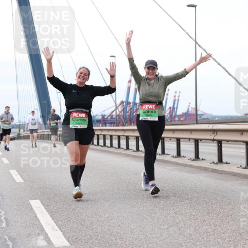 03.10.2025 - Köhlbrandbrückenlauf Lena Gebhardt http://msf.ph/oto/9131208 03.10.2025 16:07:24 Position 2 8721, 8685 meine-sportfotos.de