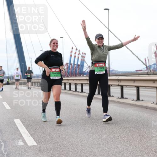 03.10.2025 - Köhlbrandbrückenlauf Lena Gebhardt http://msf.ph/oto/9131216 03.10.2025 16:07:25 Position 2 8721, 8685 meine-sportfotos.de