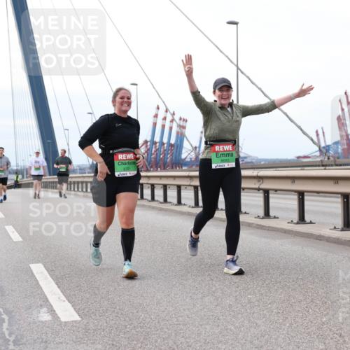 03.10.2025 - Köhlbrandbrückenlauf Lena Gebhardt http://msf.ph/oto/9131221 03.10.2025 16:07:25 Position 2 8721, 8685 meine-sportfotos.de