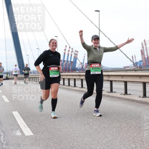 03.10.2025 - Köhlbrandbrückenlauf Lena Gebhardt http://msf.ph/oto/9131225 03.10.2025 16:07:25 Position 2 8721, 8685 meine-sportfotos.de