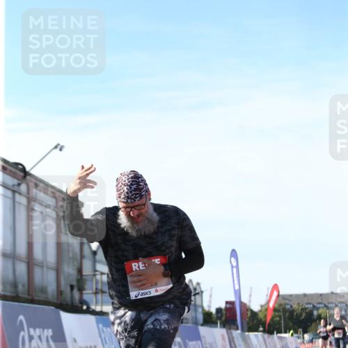 03.10.2025 - Köhlbrandbrückenlauf Jannik Wohlers http://msf.ph/oto/9131245 03.10.2025 13:49:42 Ziel 6123 meine-sportfotos.de