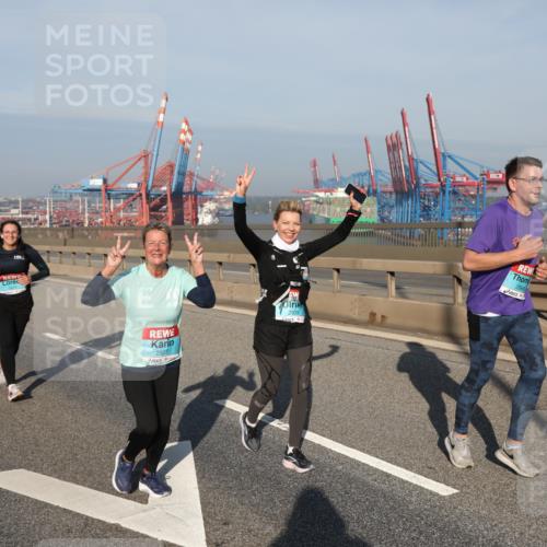 03.10.2025 - Köhlbrandbrückenlauf Yannick Fuchs http://msf.ph/oto/9131251 03.10.2025 09:03:23 Position 2 2927, 2928, 2988 meine-sportfotos.de