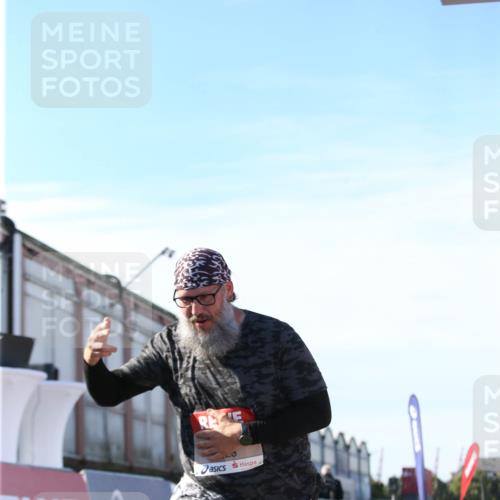 03.10.2025 - Köhlbrandbrückenlauf Jannik Wohlers http://msf.ph/oto/9131255 03.10.2025 13:49:43 Ziel 6123 meine-sportfotos.de