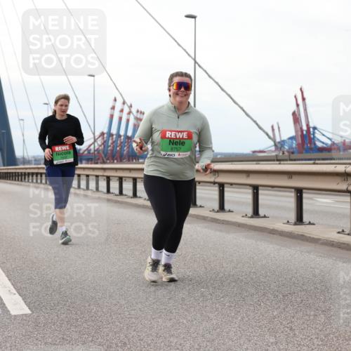 03.10.2025 - Köhlbrandbrückenlauf Lena Gebhardt http://msf.ph/oto/9131280 03.10.2025 16:07:39 Position 2 7512, 8757 meine-sportfotos.de