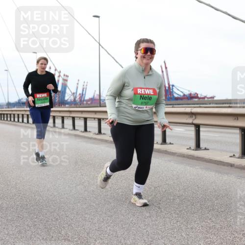 03.10.2025 - Köhlbrandbrückenlauf Lena Gebhardt http://msf.ph/oto/9131288 03.10.2025 16:07:40 Position 2 8757 meine-sportfotos.de
