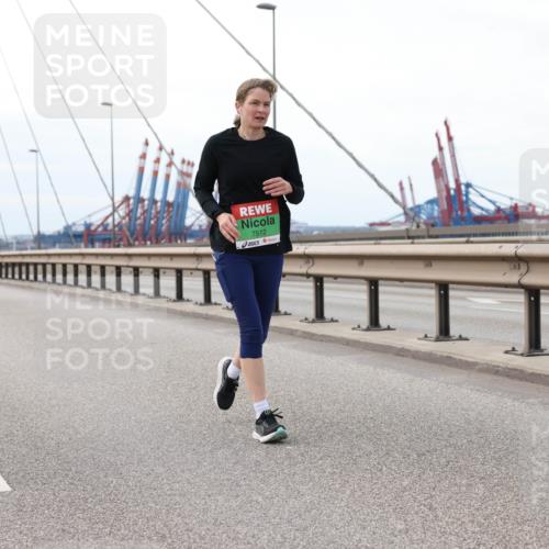 03.10.2025 - Köhlbrandbrückenlauf Lena Gebhardt http://msf.ph/oto/9131292 03.10.2025 16:07:40 Position 2 7512 meine-sportfotos.de