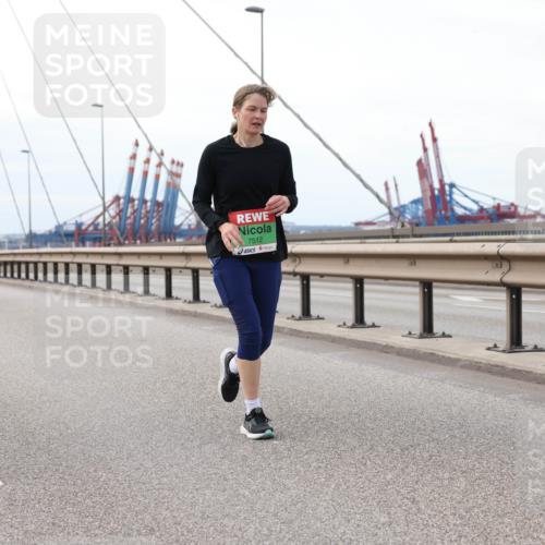 03.10.2025 - Köhlbrandbrückenlauf Lena Gebhardt http://msf.ph/oto/9131296 03.10.2025 16:07:40 Position 2 7512 meine-sportfotos.de