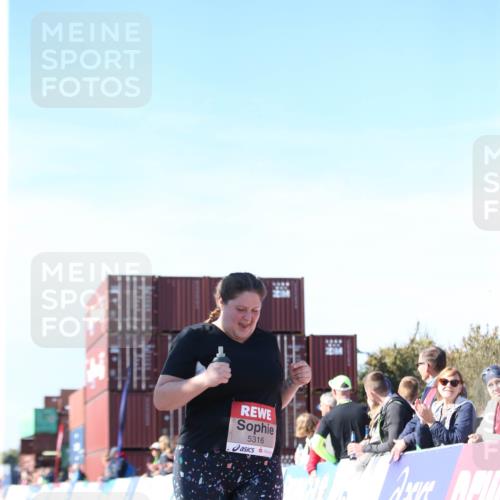 03.10.2025 - Köhlbrandbrückenlauf Jannik Wohlers http://msf.ph/oto/9131299 03.10.2025 13:49:52 Ziel 5316, 5364 meine-sportfotos.de