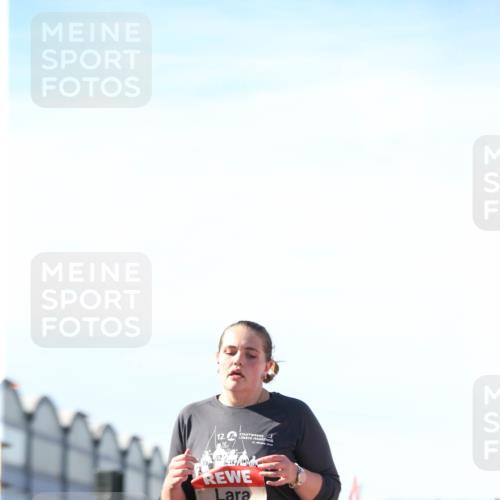 03.10.2025 - Köhlbrandbrückenlauf Jannik Wohlers http://msf.ph/oto/9131317 03.10.2025 13:49:58 Ziel 5316, 5364 meine-sportfotos.de