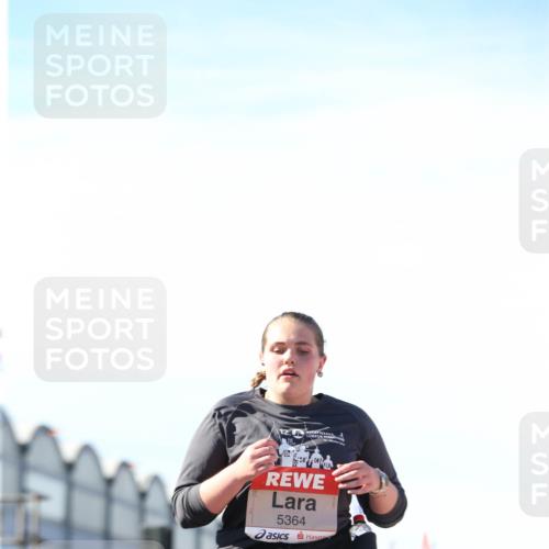03.10.2025 - Köhlbrandbrückenlauf Jannik Wohlers http://msf.ph/oto/9131323 03.10.2025 13:49:58 Ziel 5316, 5364 meine-sportfotos.de