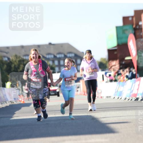 03.10.2025 - Köhlbrandbrückenlauf Jannik Wohlers http://msf.ph/oto/9131329 03.10.2025 13:50:09 Ziel 5611, 5612 meine-sportfotos.de