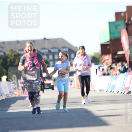 03.10.2025 - Köhlbrandbrückenlauf Jannik Wohlers http://msf.ph/oto/9131335 03.10.2025 13:50:09 Ziel 5611, 5612 meine-sportfotos.de